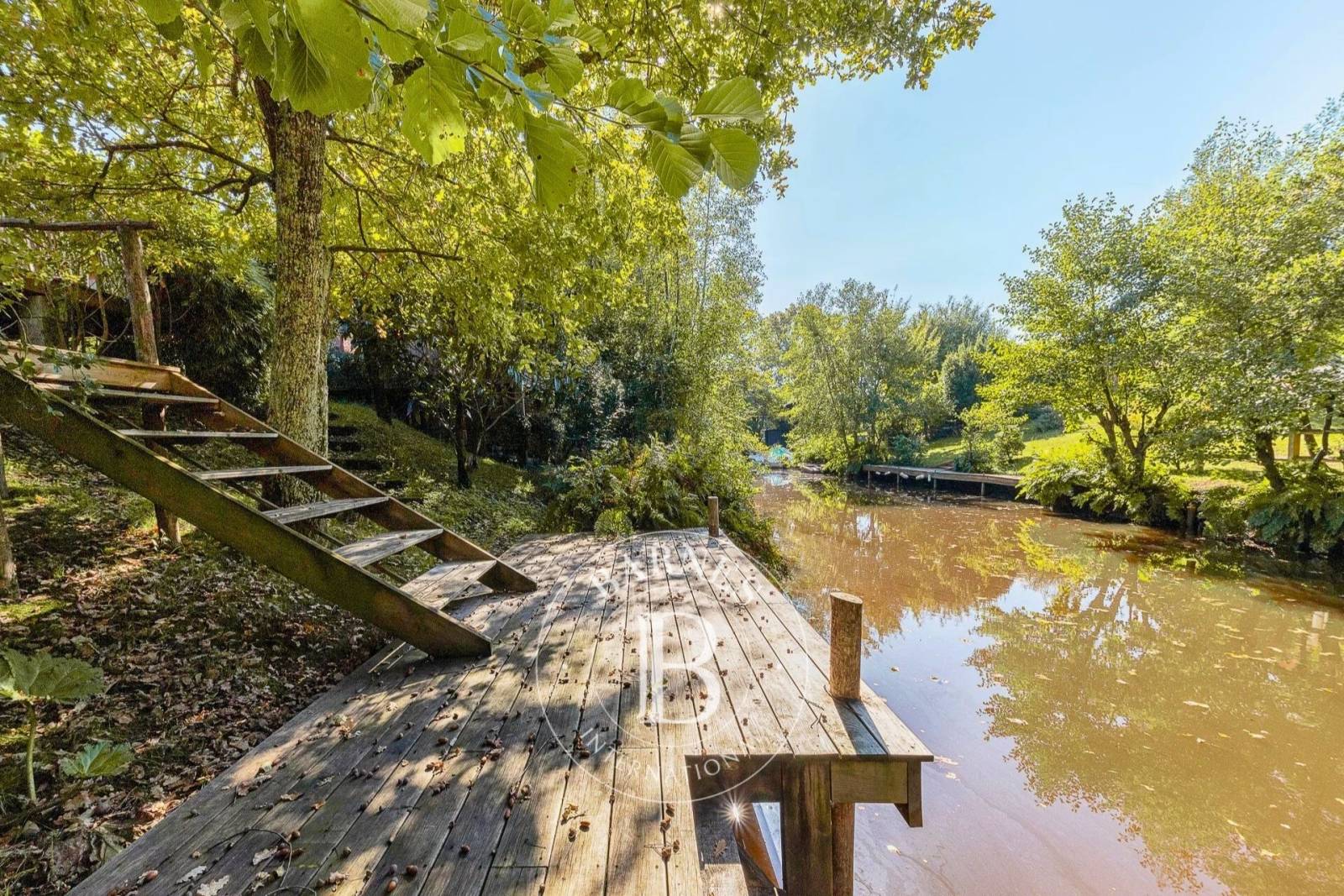 CHARMANTE VILLA AU BORD DU CANAL DES LANDES, À CAZAUX