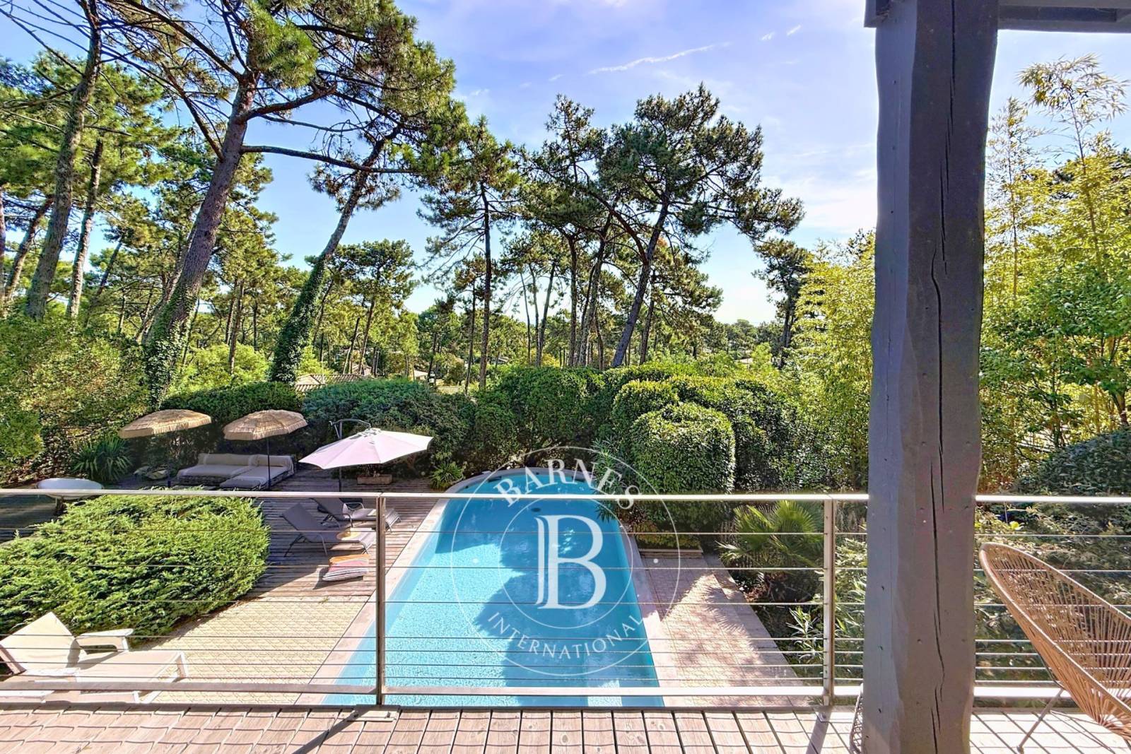 MAISON FAMILIALE RÉNOVÉE AVEC PISCINE ET VUE BASSIN À PIRAILLAN, SUR LA PRESQU’ÎLE DU CAP FERRET