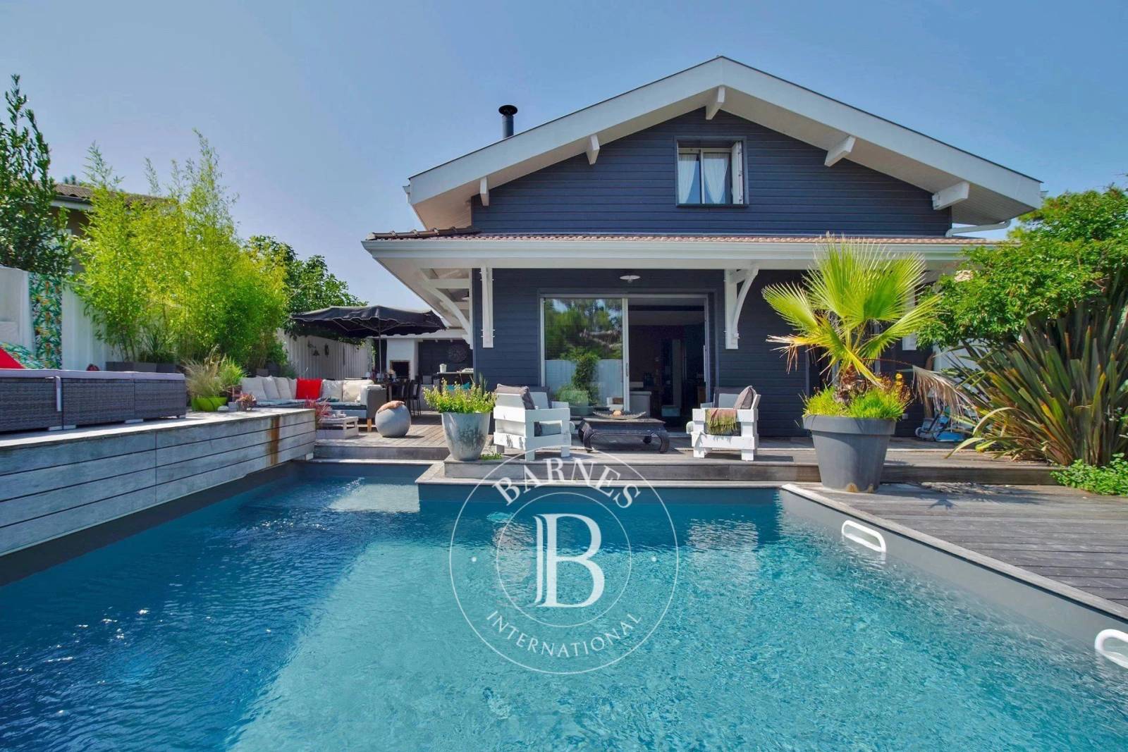 VILLA AU CENTRE DU CAP FERRET AVEC APPARTEMENT INDÉPENDANT ET ACCÈS RAPIDE AUX PLAGES ET COMMERCES