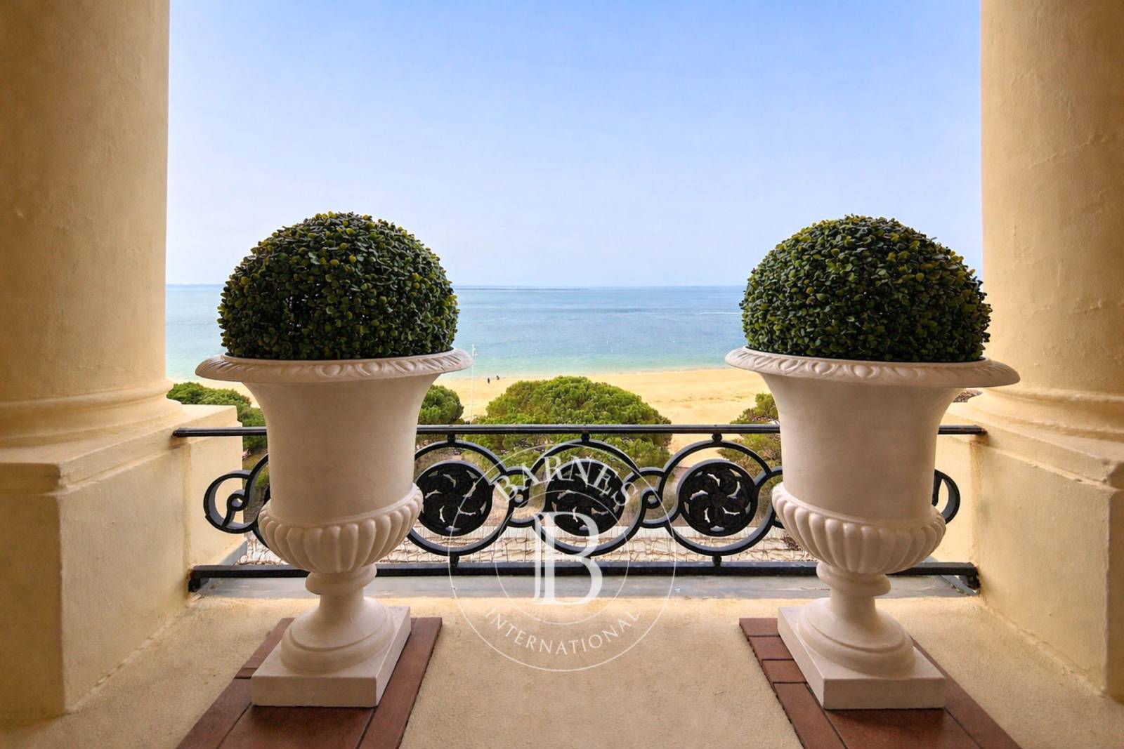 APPARTEMENT EN DERNIER ÉTAGE ET EN PREMIÈRE LIGNE À ARCACHON, AVEC VUE PANORAMIQUE SUR LE BASSIN