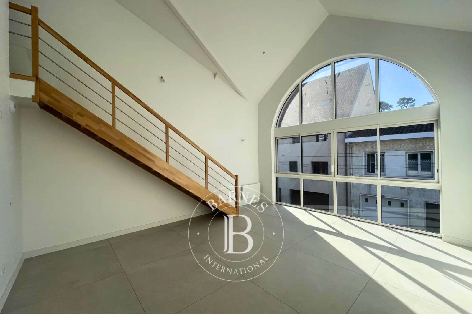 Salon lumineux et fonctionnel dans appartement à Arcachon