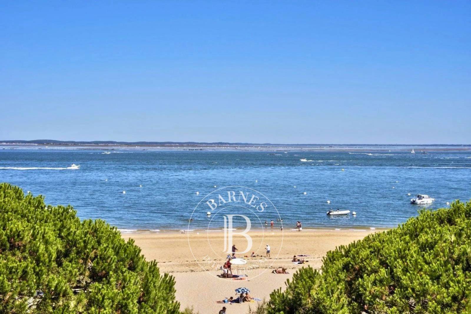 APPARTEMENT T3 TRAVERSANT EN PREMIÈRE LIGNE AVEC VUE BASSIN, DANS UNE RÉSIDENCE PRESTIGIEUX À ARCACHON CENTRE