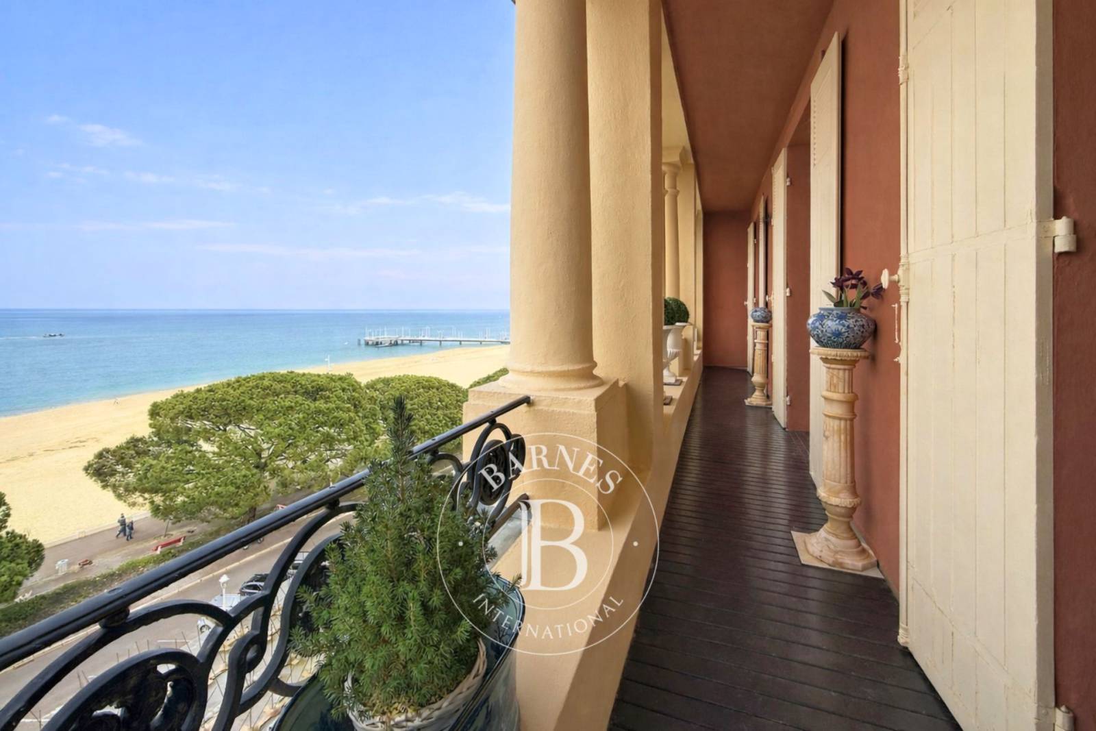 APPARTEMENT EN DERNIER ÉTAGE ET EN PREMIÈRE LIGNE À ARCACHON, AVEC VUE PANORAMIQUE SUR LE BASSIN