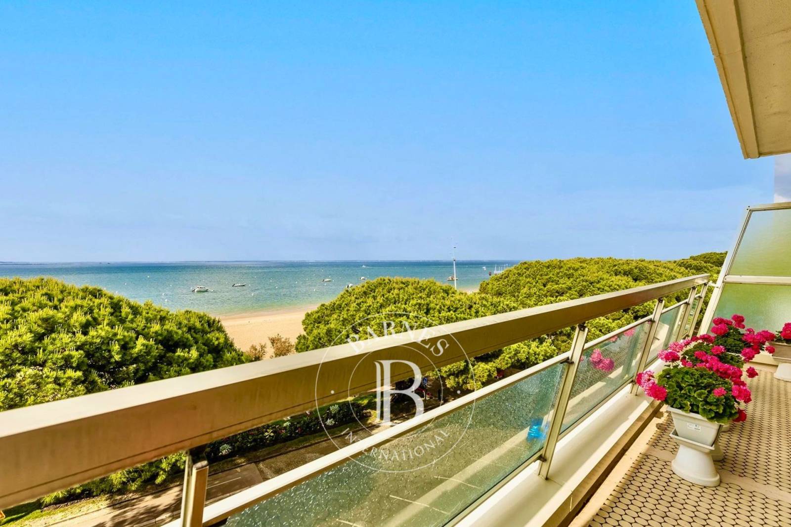 APPARTEMENT T3 TRAVERSANT EN PREMIÈRE LIGNE AVEC VUE BASSIN, DANS UNE RÉSIDENCE PRESTIGIEUX À ARCACHON CENTRE