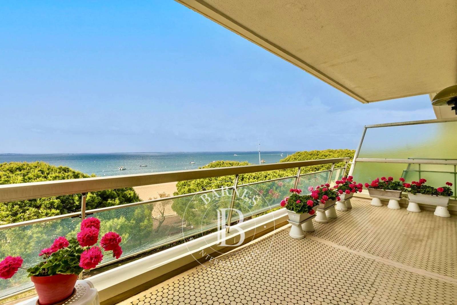 APPARTEMENT T3 TRAVERSANT EN PREMIÈRE LIGNE AVEC VUE BASSIN, DANS UNE RÉSIDENCE PRESTIGIEUX À ARCACHON CENTRE