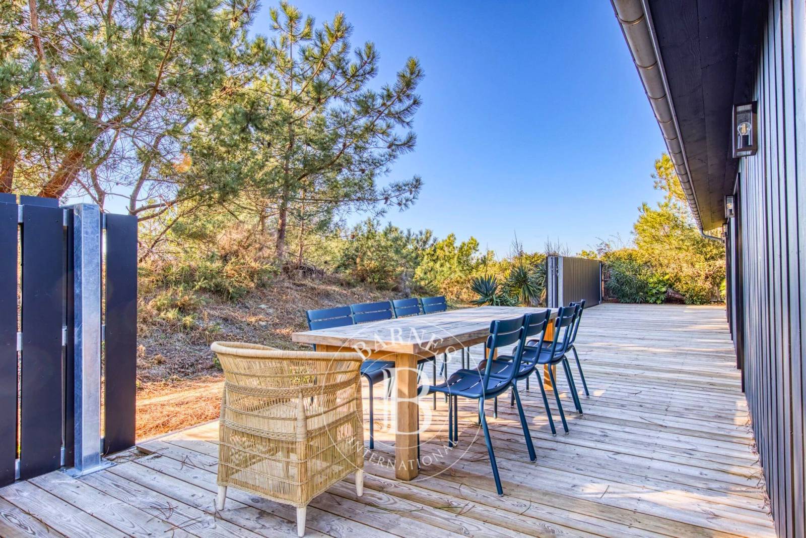 VILLA ENTIÈREMENT RÉNOVÉE, À PROXIMITÉ IMMÉDIATE DE L’OCÉAN, À LA POINTE DU CAP FERRET