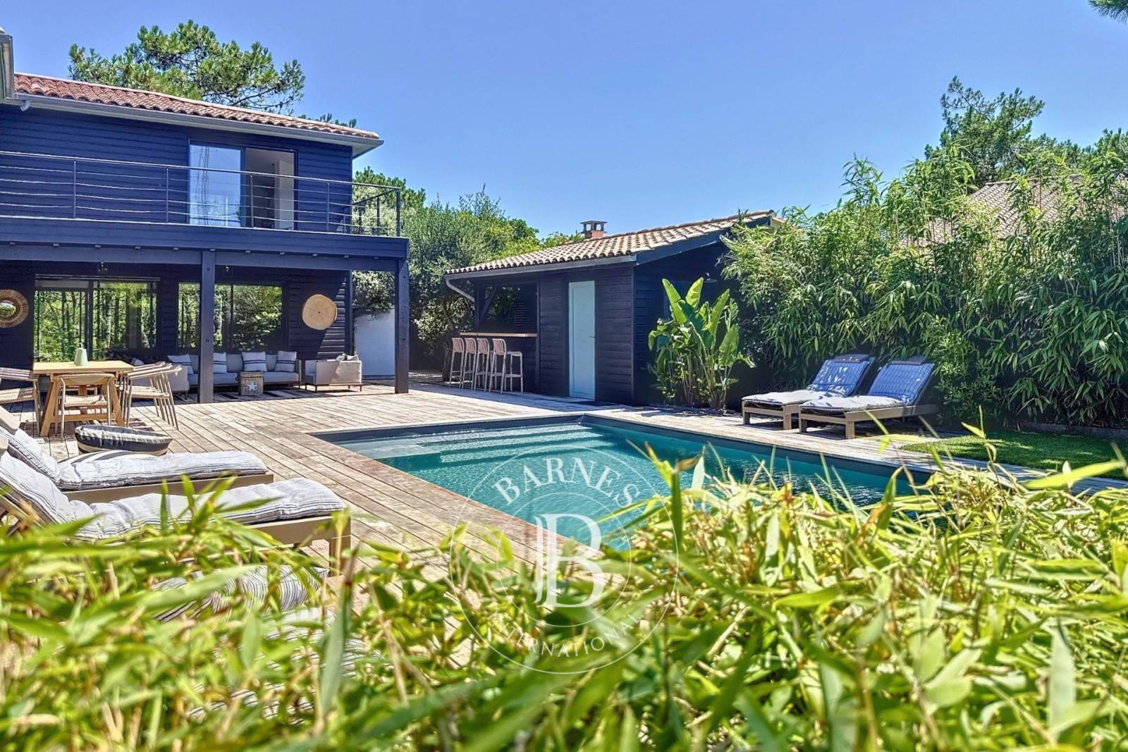 VILLA EN BOIS RÉNOVÉE AVEC PISCINE ET VUE PHARE AU CAP FERRET