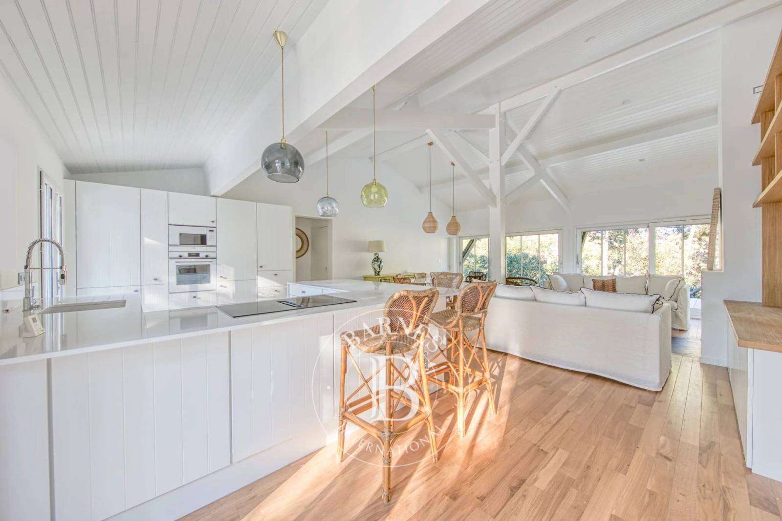 VILLA ENTIÈREMENT RÉNOVÉE, À PROXIMITÉ IMMÉDIATE DE L’OCÉAN, À LA POINTE DU CAP FERRET