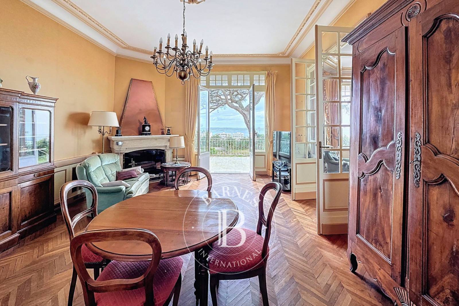 APPARTEMENT TRAVERSANT EN VILLE D’HIVER AVEC JARDIN ET VUE PANORAMIQUE SUR LE BASSIN D’ARCACHON