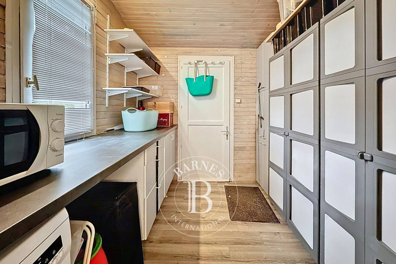 VILLA FAMILIALE AVEC DÉPENDANCE, SITUÉE DANS LE VILLAGE DE PIRAILLAN, SUR LA PRESQU’ÎLE DU CAP FERRET