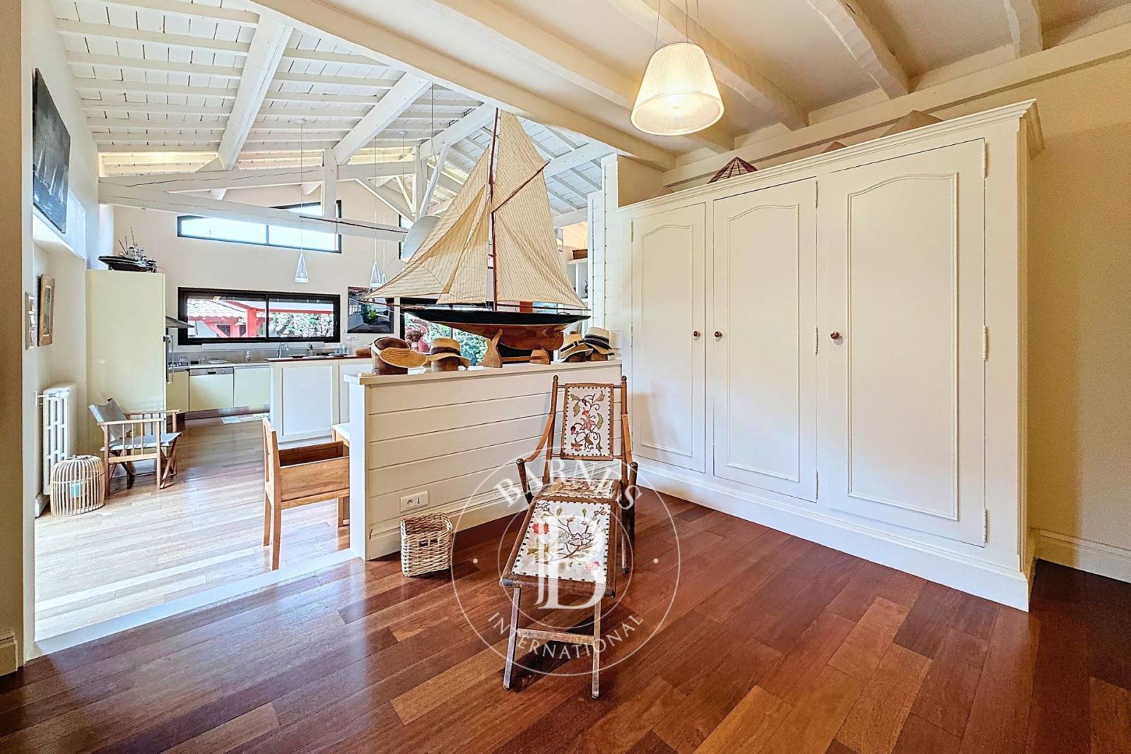 VILLA AVEC DÉPENDANCE ET JARDIN PAYSAGER À PIRAILLAN SUR LA PRESQU’ÎLE DU CAP FERRET