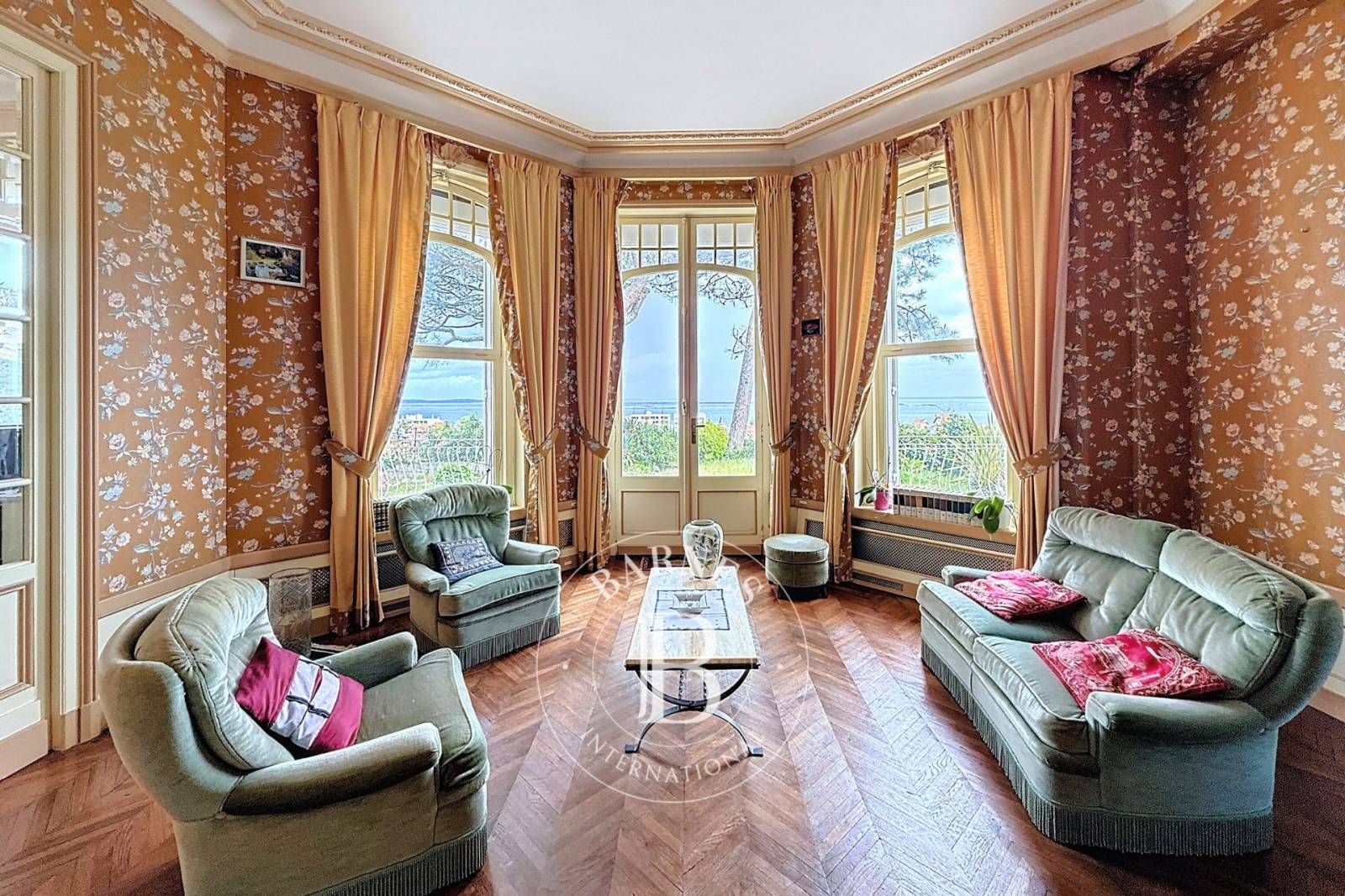 APPARTEMENT TRAVERSANT EN VILLE D’HIVER AVEC JARDIN ET VUE PANORAMIQUE SUR LE BASSIN D’ARCACHON