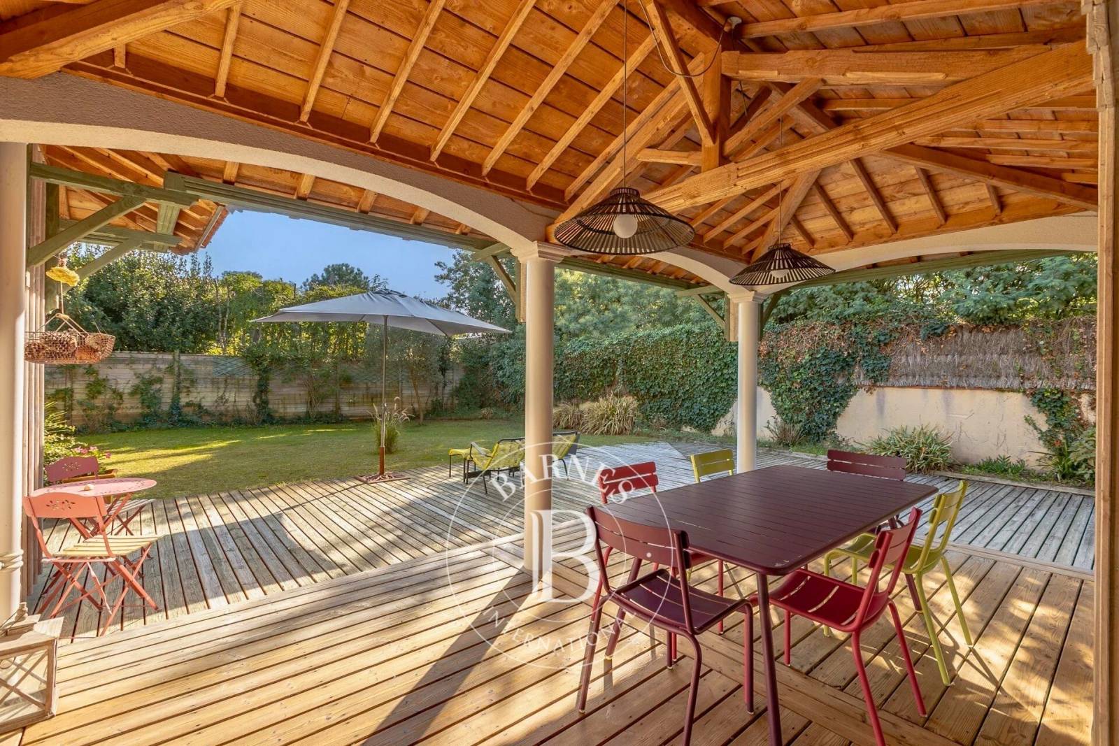 MAGNIFIQUE VILLA DE STYLE FERRET CAPIEN AU COEUR DU CAP FERRETa