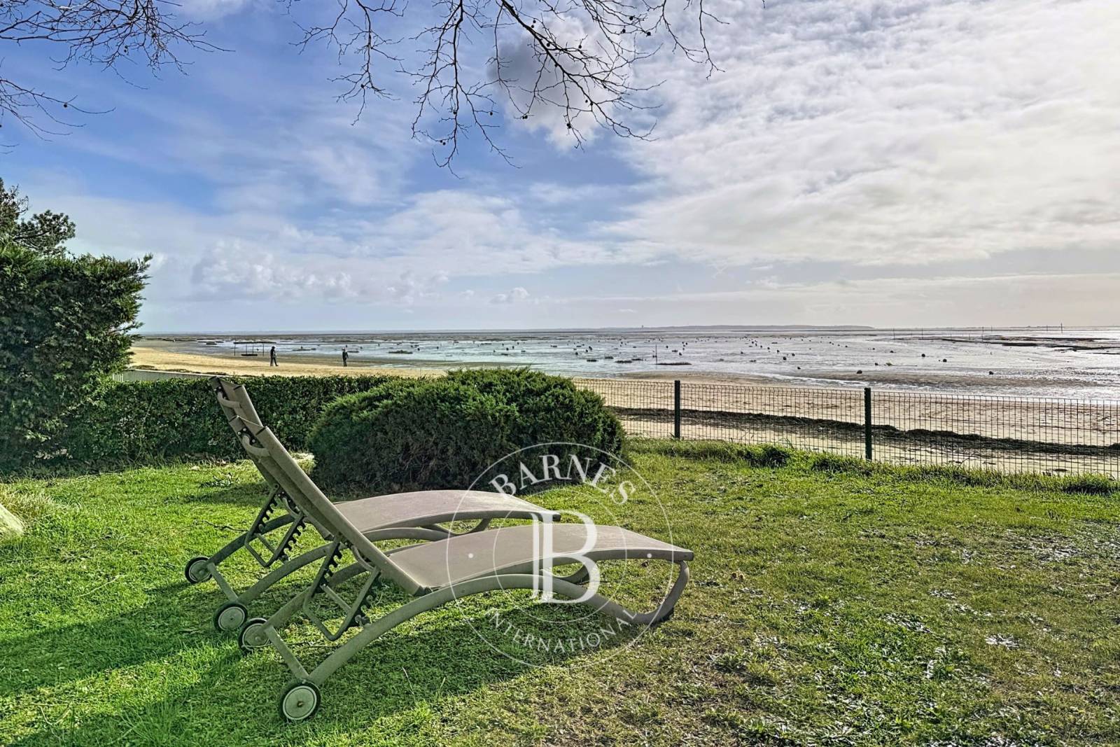 VILLA AVEC VUE PANORAMIQUE SUR LE BASSIN D'ARCACHON, AVEC PISCINE CHAUFFÉE, À ARÈS