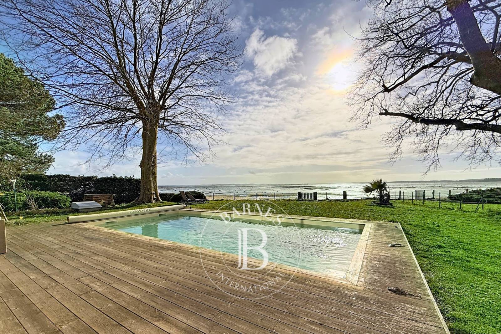 VILLA AVEC VUE PANORAMIQUE SUR LE BASSIN D'ARCACHON, AVEC PISCINE CHAUFFÉE, À ARÈS