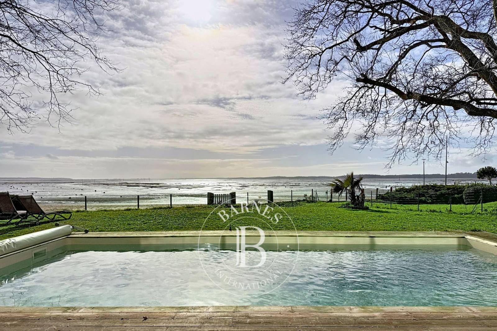 VILLA AVEC VUE PANORAMIQUE SUR LE BASSIN D'ARCACHON, AVEC PISCINE CHAUFFÉE, À ARÈS