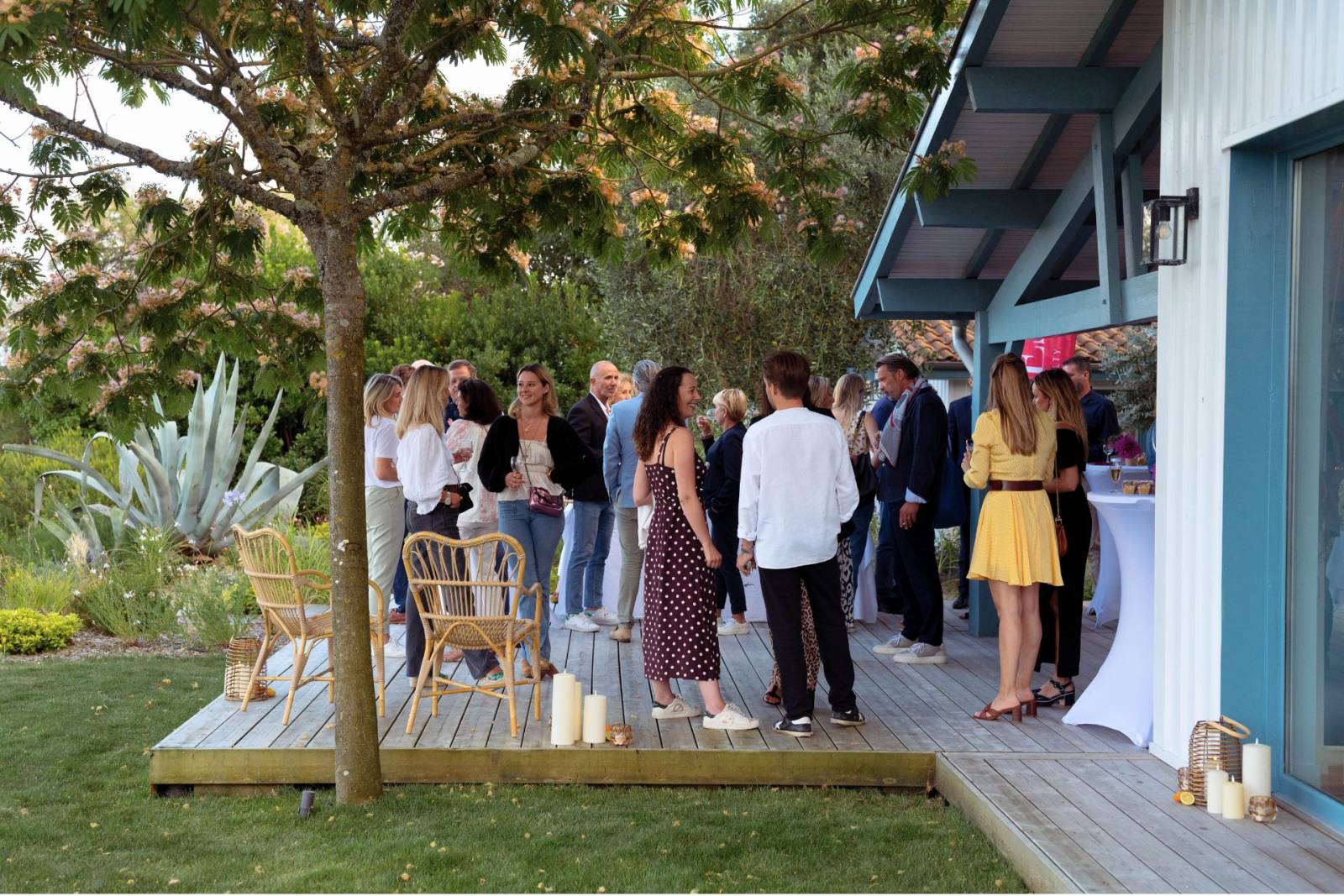 Invités rassemblés autour d’un buffet dans une villa en première ligne au Cap Ferret