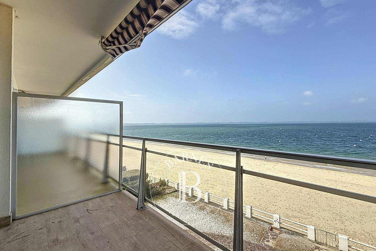 appartement à rénover avec terrasse sud et vue mer