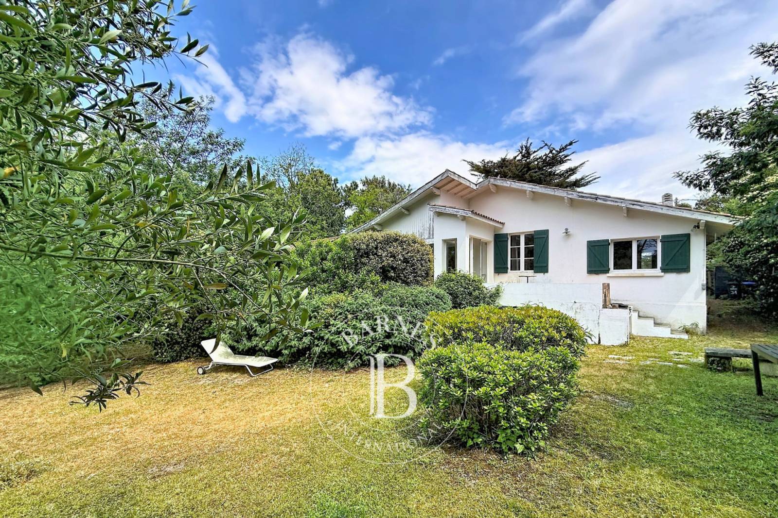 VILLA FAMILIALE À RÉNOVER, SITUÉE DANS LE TRIANGLE D’OR AU CAP FERRET, PROCHE PLAGES ET COMMERCES