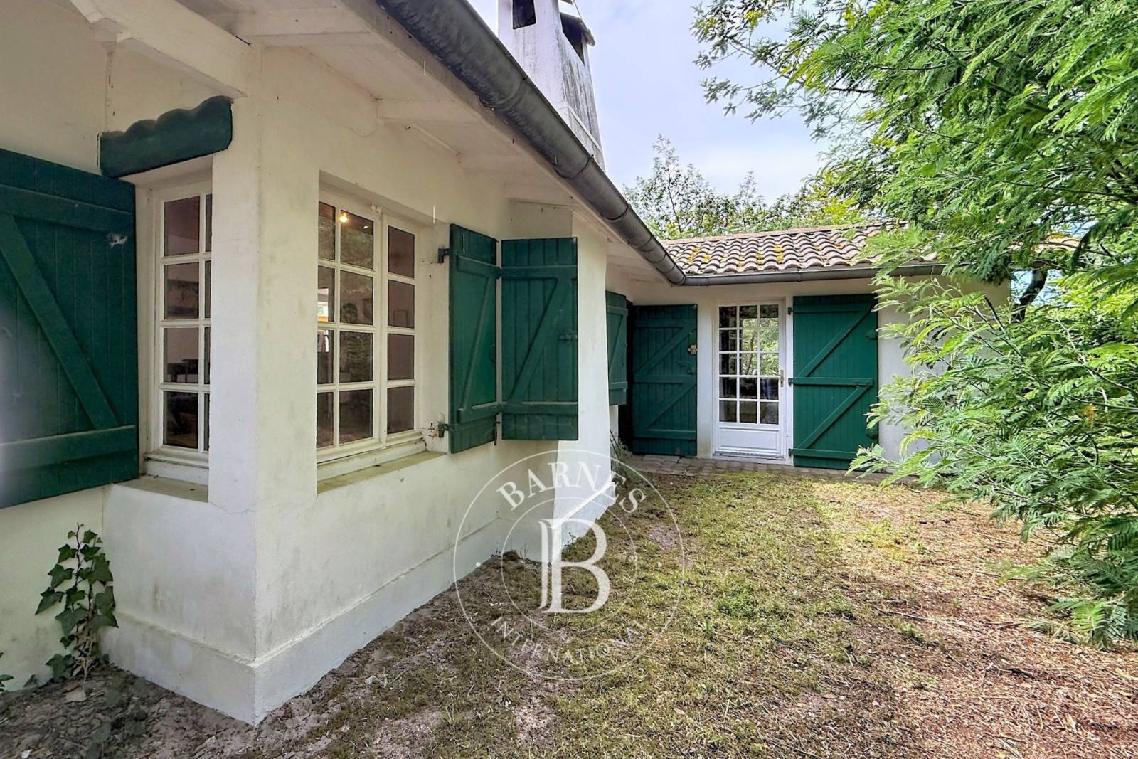 VILLA FAMILIALE À RÉNOVER, SITUÉE DANS LE TRIANGLE D’OR AU CAP FERRET, PROCHE PLAGES ET COMMERCES