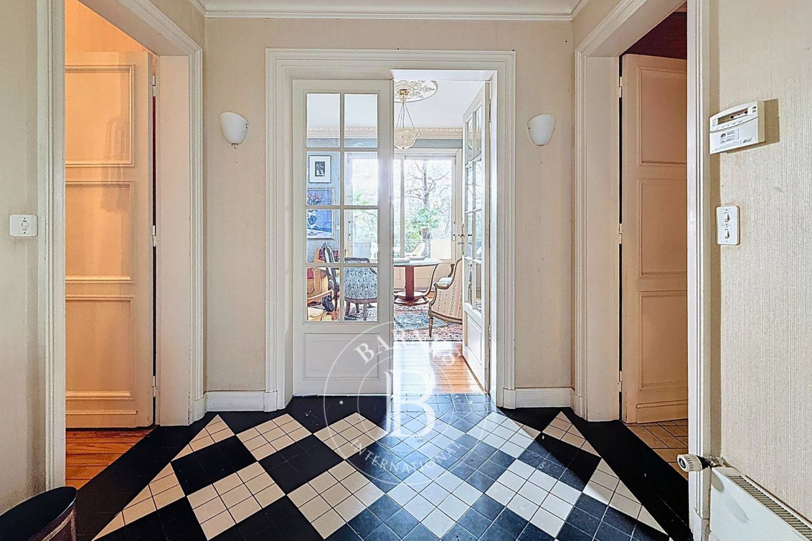 MAISON DE CARACTÈRE SITUÉE EN VILLE D’HIVER À ARCACHON, EN POSITION DOMINANTE AVEC VUE DÉGAGÉE