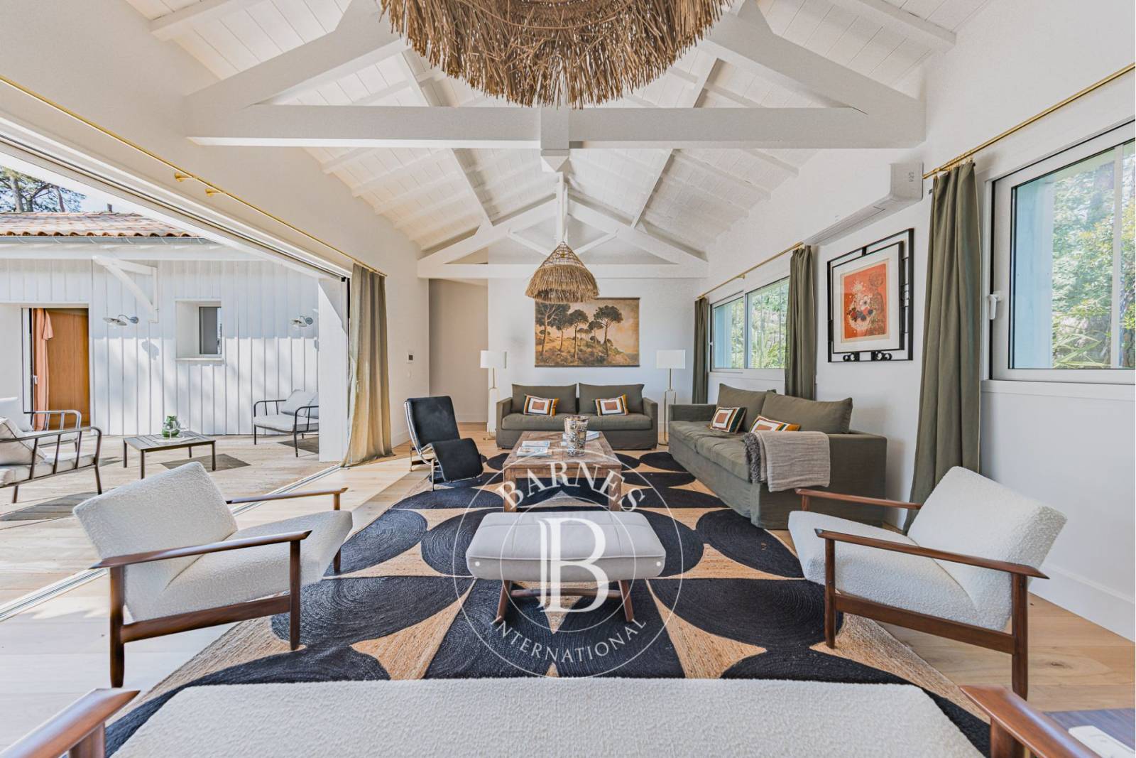 salon lumineux avec cheminée à l’éthanol et vue sur la pinède