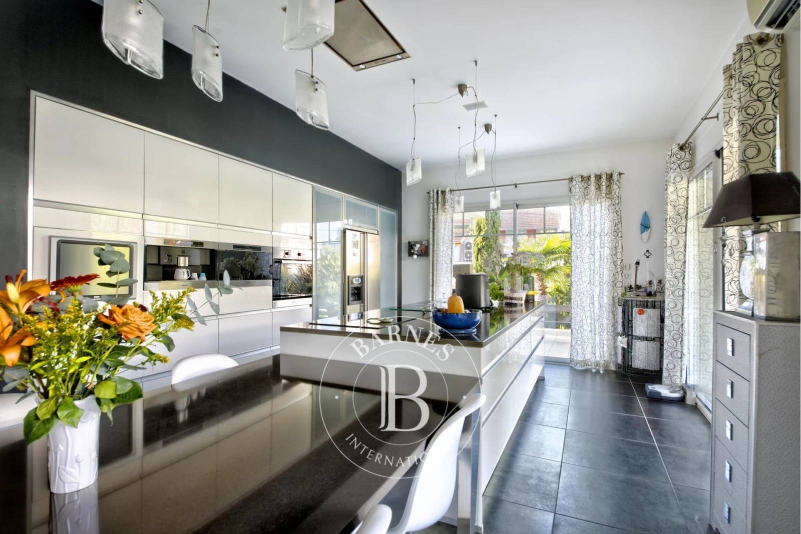 cuisine ouverte dans villa de luxe à Arcachon