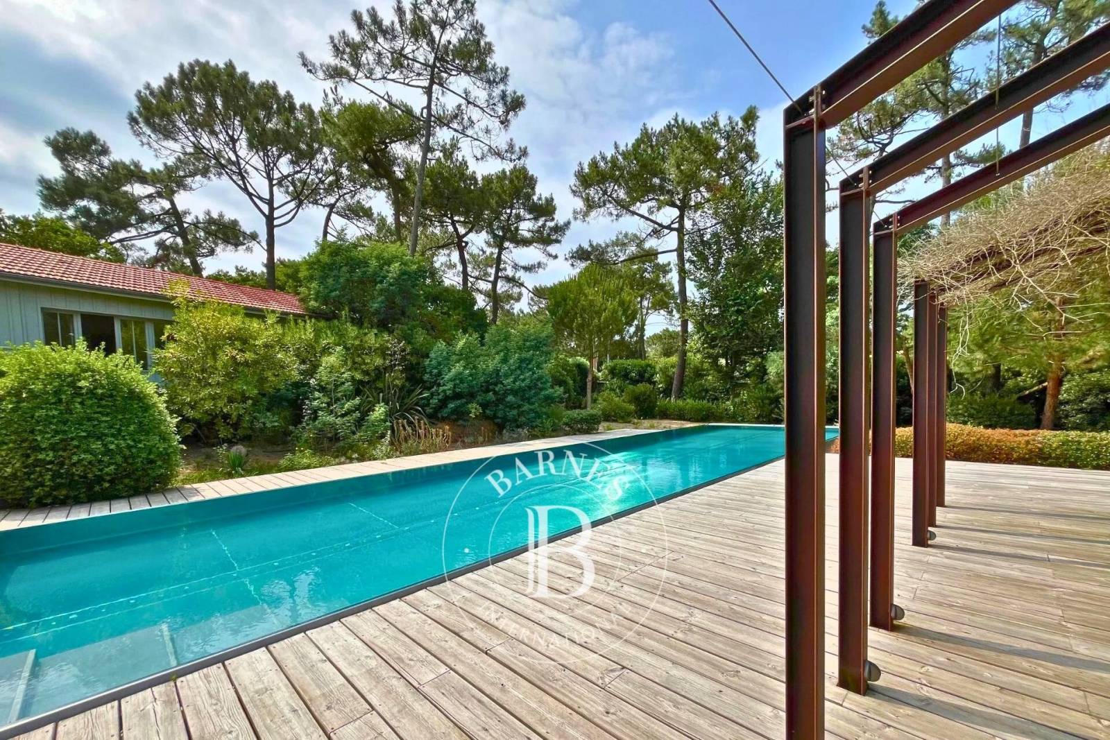 VILLA D’EXCEPTION SITUÉE AU CENTRE DU CAP FERRET