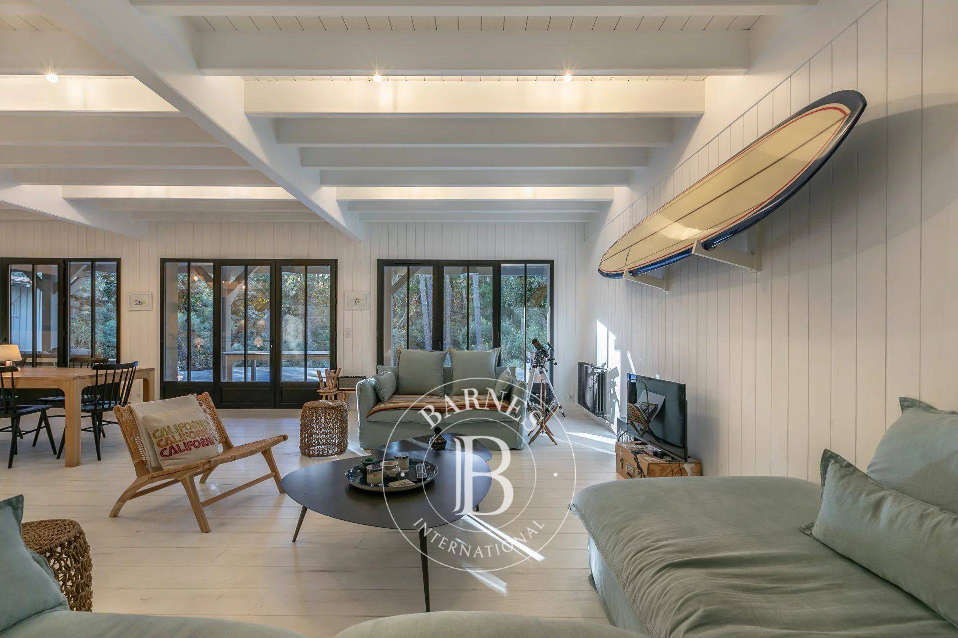 Salon élégant et convivial dans une villa rénovée à Cap Ferret – immobilier de luxe