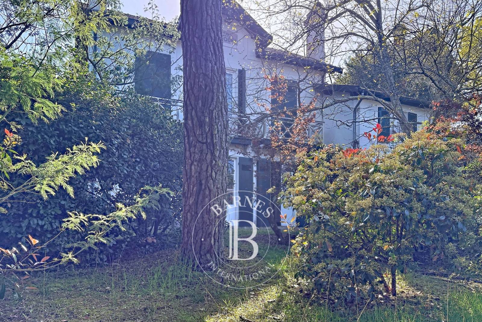 VILLA ARCACHONNAISE DE CARACTÈRE DE 225 M² AVEC TERRASSE ET JARDIN AU MOULLEAU, À ARCACHON