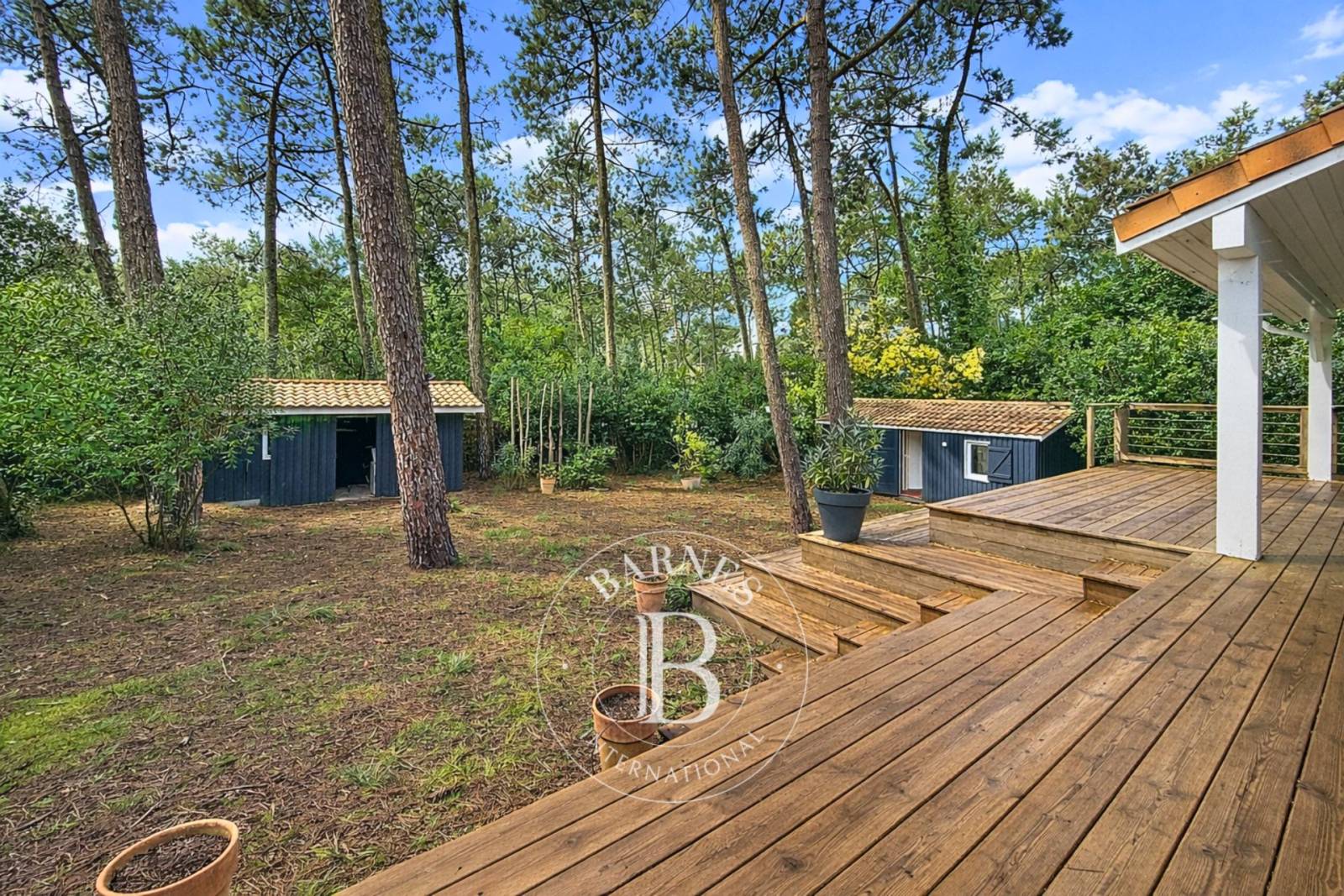 VILLA FAMILIALE AVEC DÉPENDANCE, SITUÉE DANS LE VILLAGE DE PIRAILLAN, SUR LA PRESQU’ÎLE DU CAP FERRET