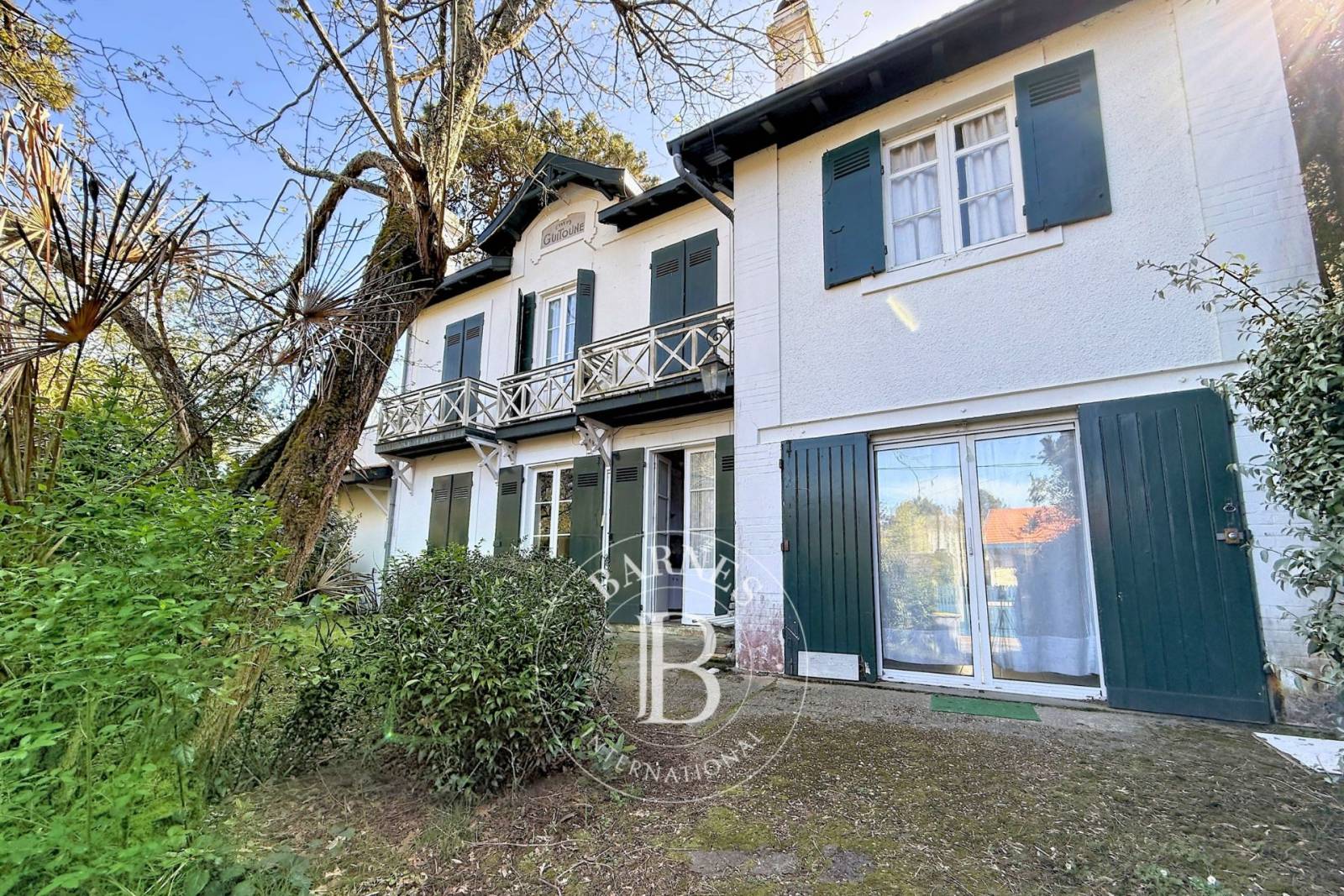 VILLA ARCACHONNAISE DE CARACTÈRE DE 225 M² AVEC TERRASSE ET JARDIN AU MOULLEAU, À ARCACHON