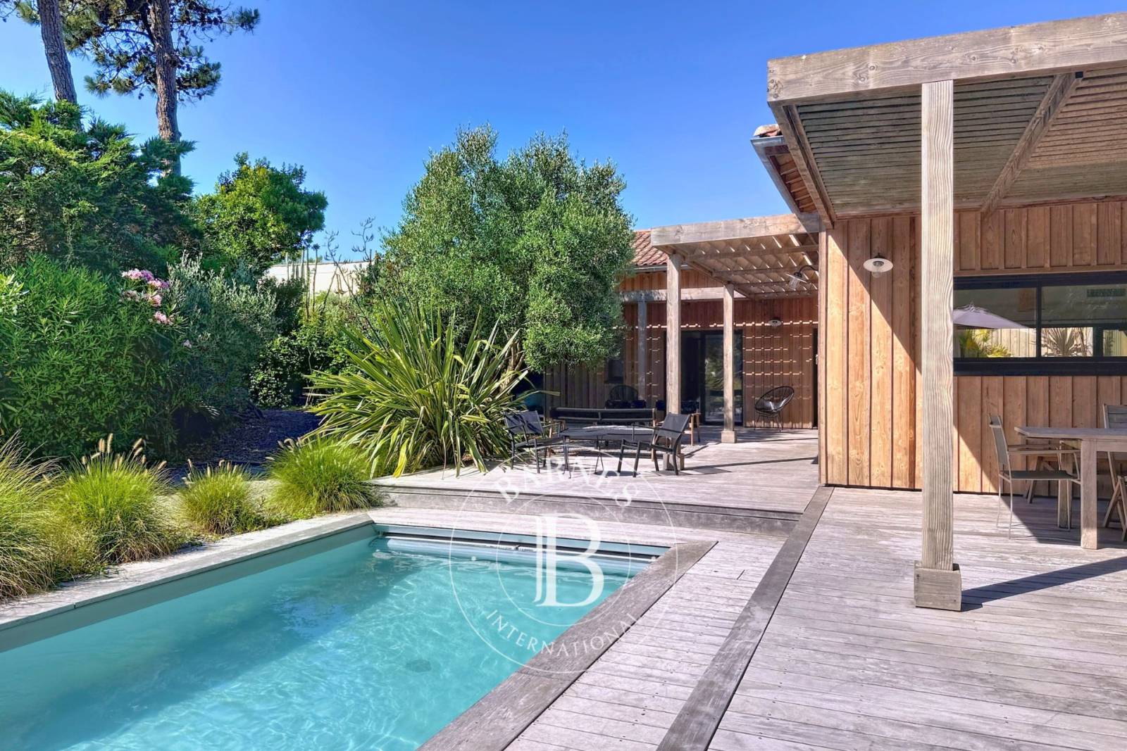 VILLA EN BOIS AVEC PISCINE AU CŒUR DU CAP FERRET