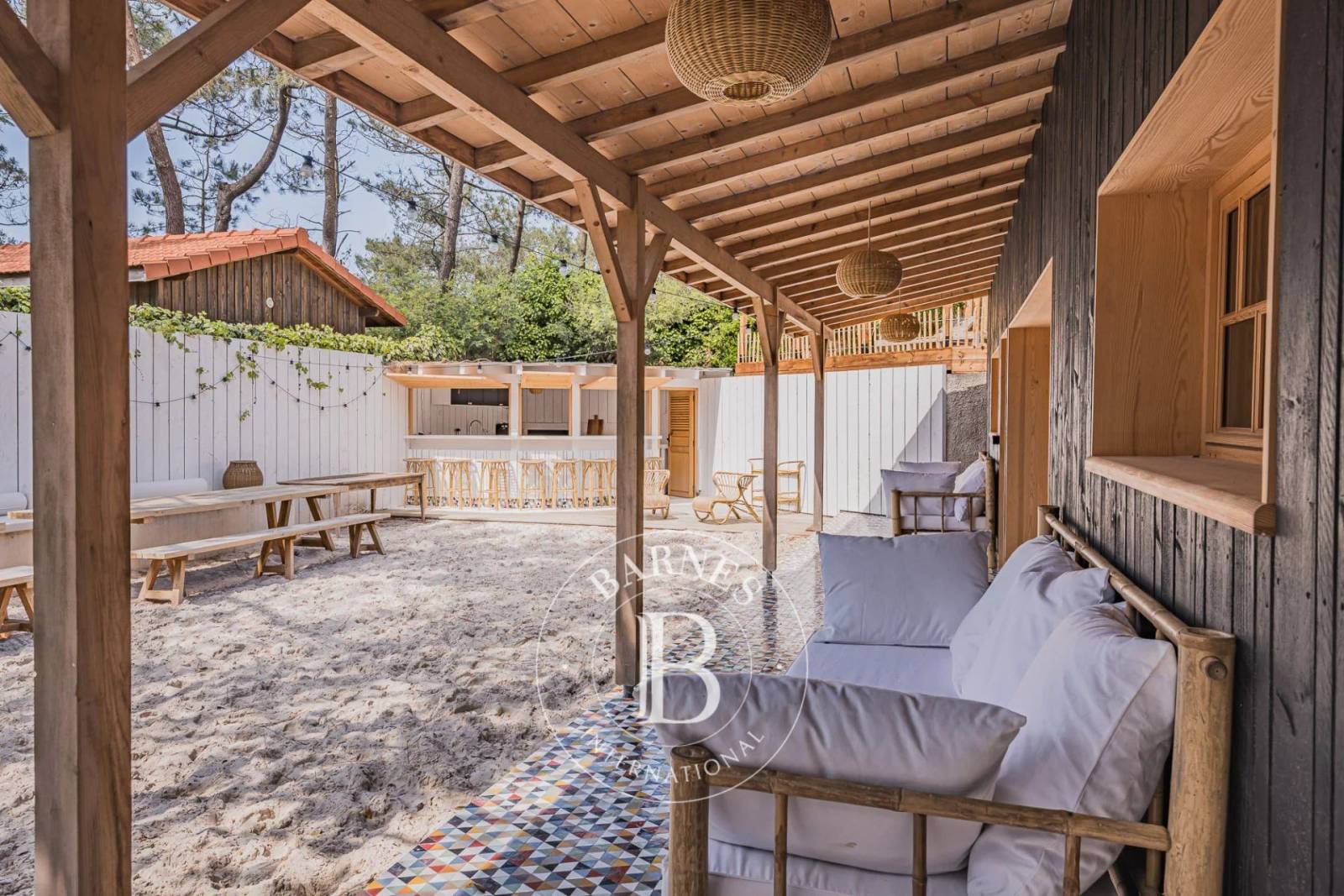 PROPRIÉTÉ D’ARCHITECTE COMPOSÉE DE LODGES INDÉPENDANTS À DEUX PAS DE LA PLAGE AU CAP FERRET