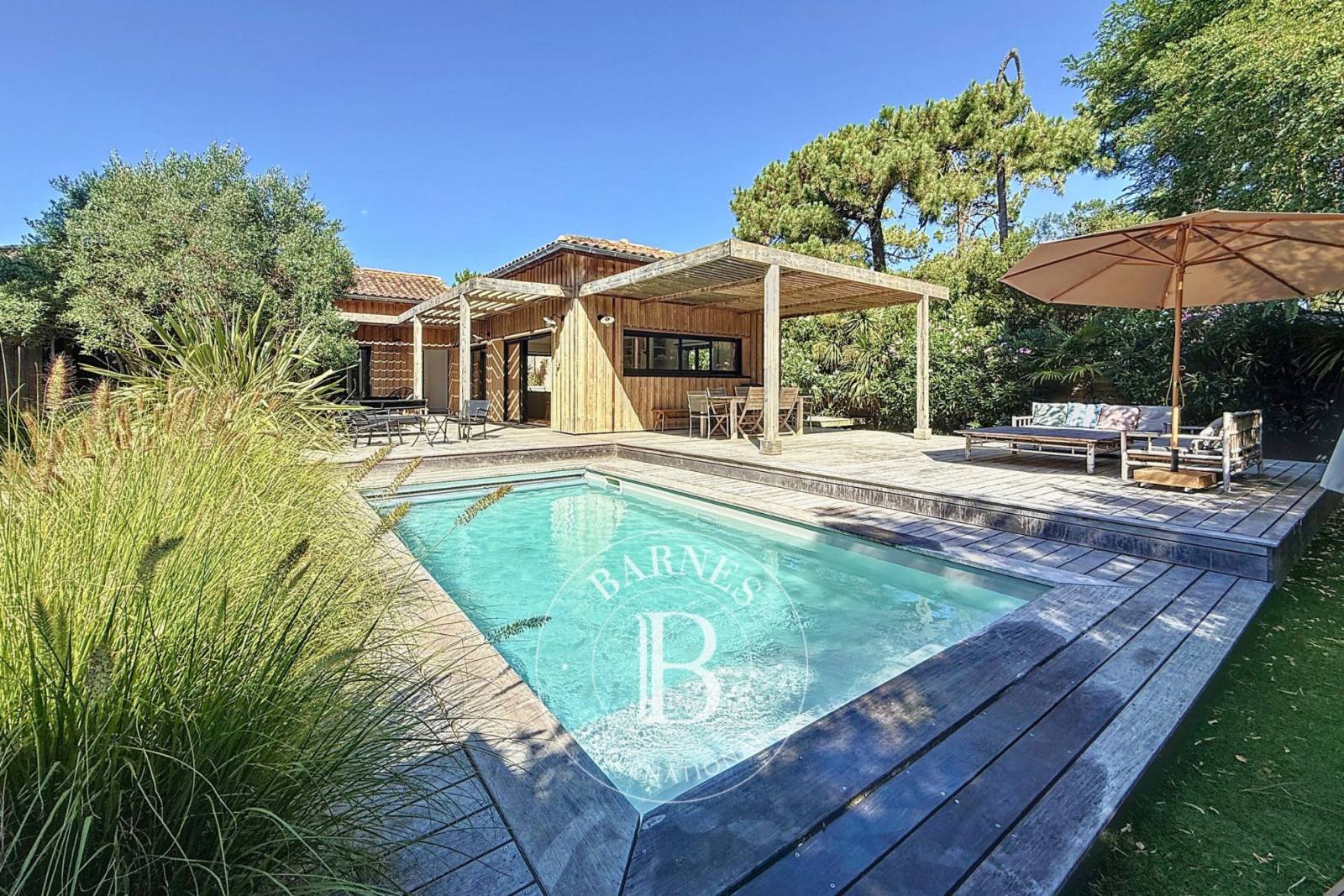 VILLA EN BOIS AVEC PISCINE AU CŒUR DU CAP FERRET