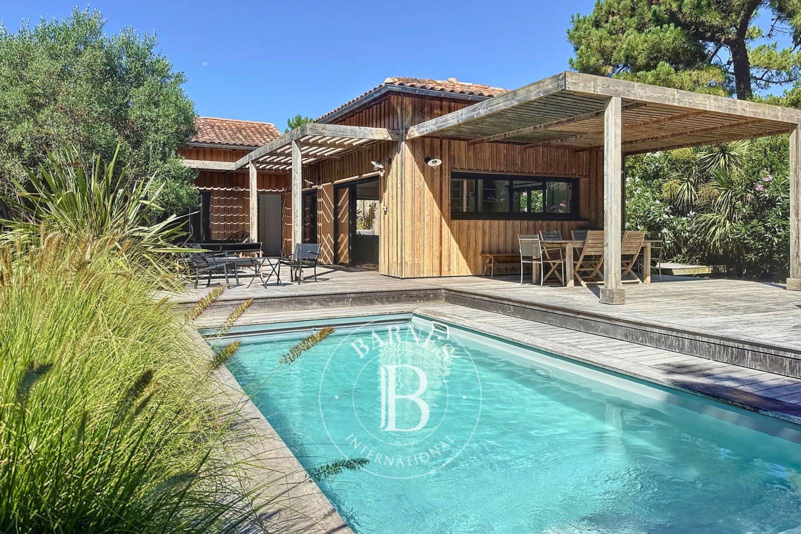 VILLA EN BOIS AVEC PISCINE AU CŒUR DU CAP FERRET