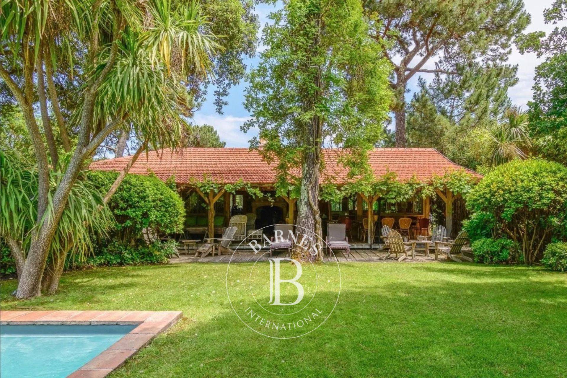 Villa en bois à louer au Cap Ferret avec piscine sécurisée - immobilier de prestige.