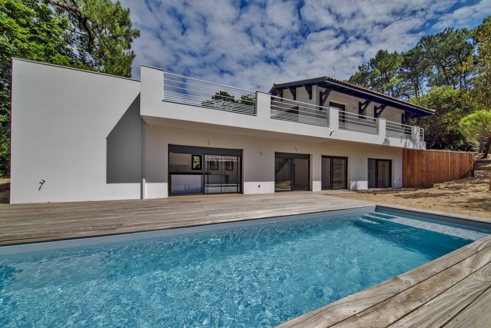 VILLA NEUVE AVEC PISCINE A VENDRE PYLA SUR MER