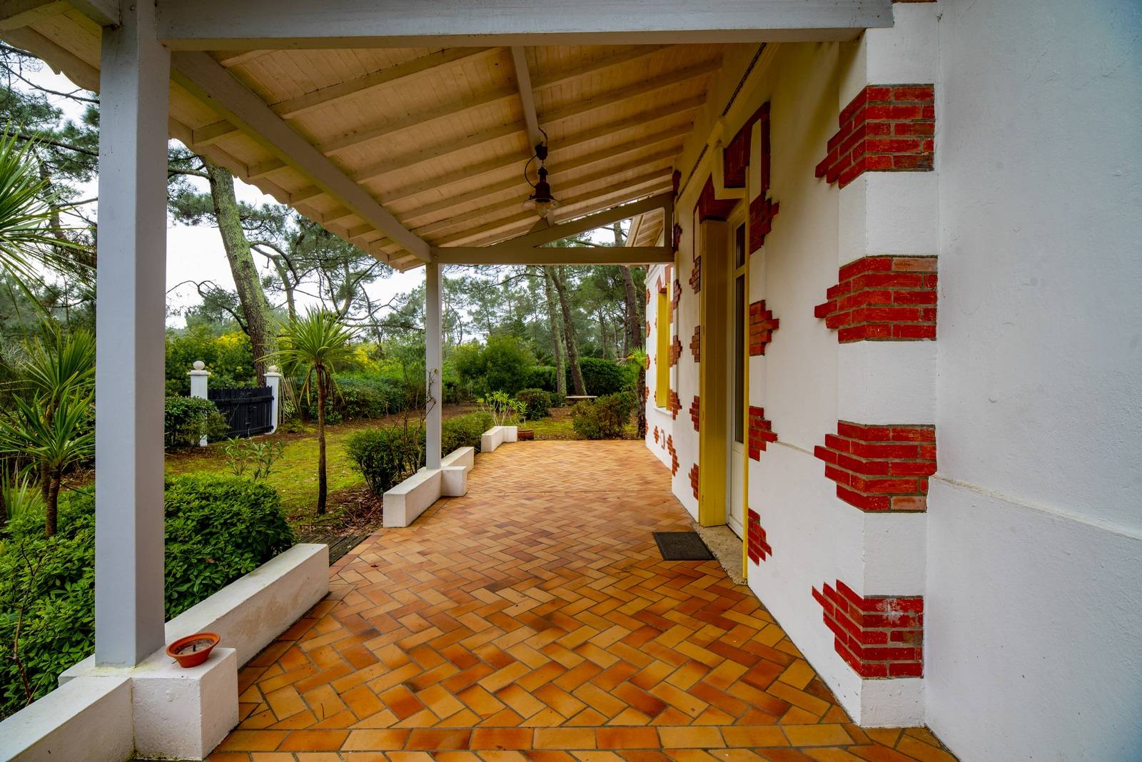 JOLIE VILLA DE CARACTÈRE A VENDRE DANS LES 44 HECTARES