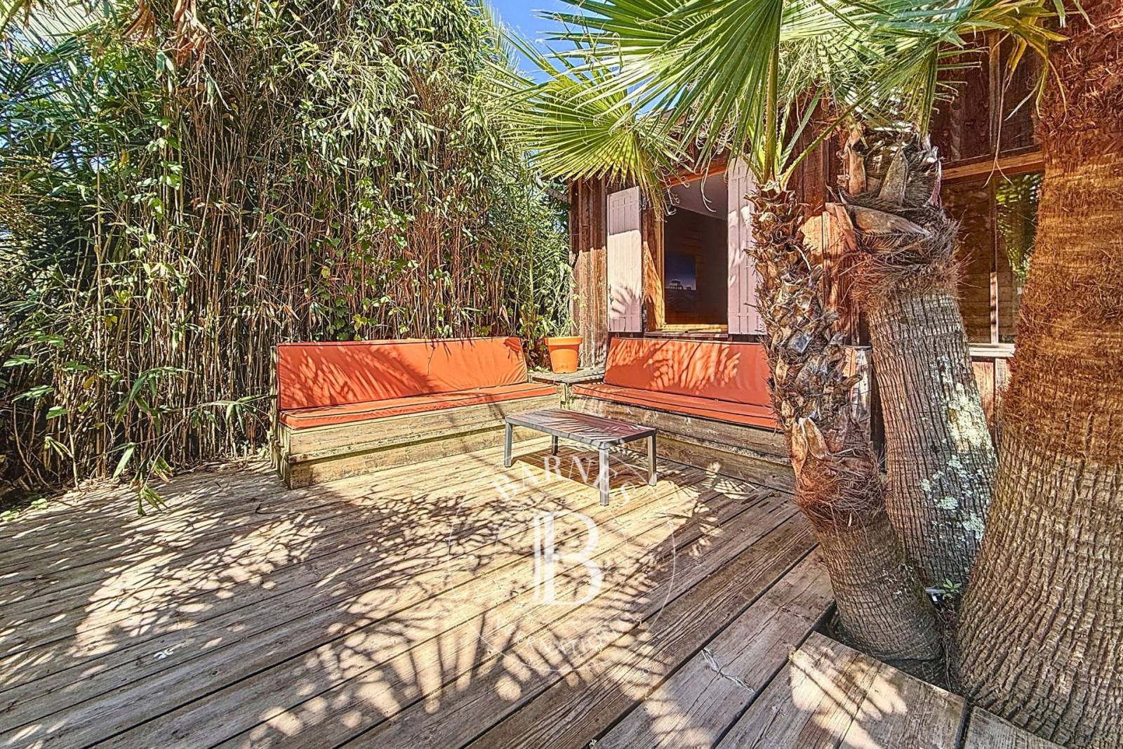 VILLA EN BOIS AU CENTRE DU CAP FERRET ENTRE BASSIN ET OCÉAN AVEC TERRASSE ET CARPORT