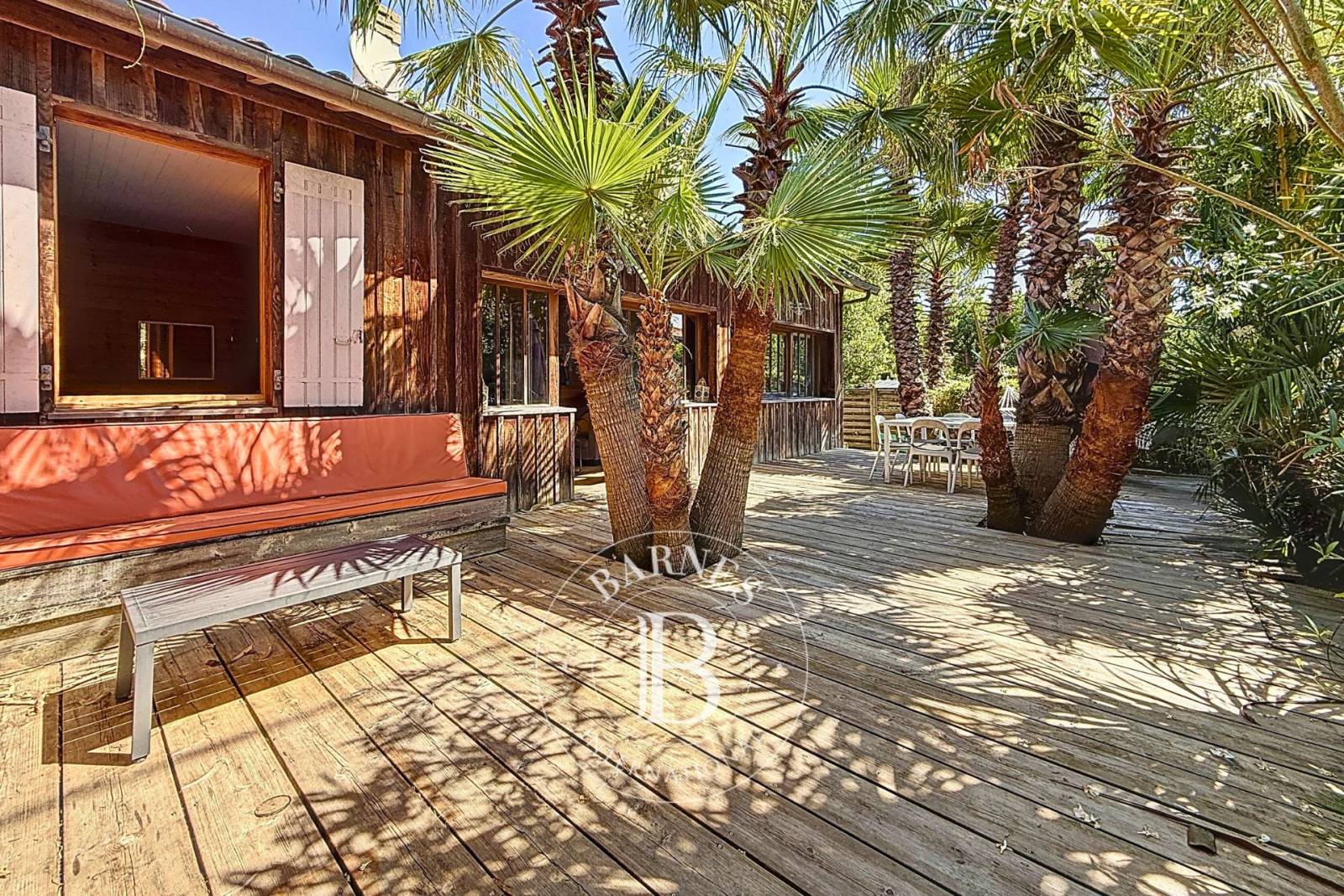 VILLA EN BOIS AU CENTRE DU CAP FERRET ENTRE BASSIN ET OCÉAN AVEC TERRASSE ET CARPORT