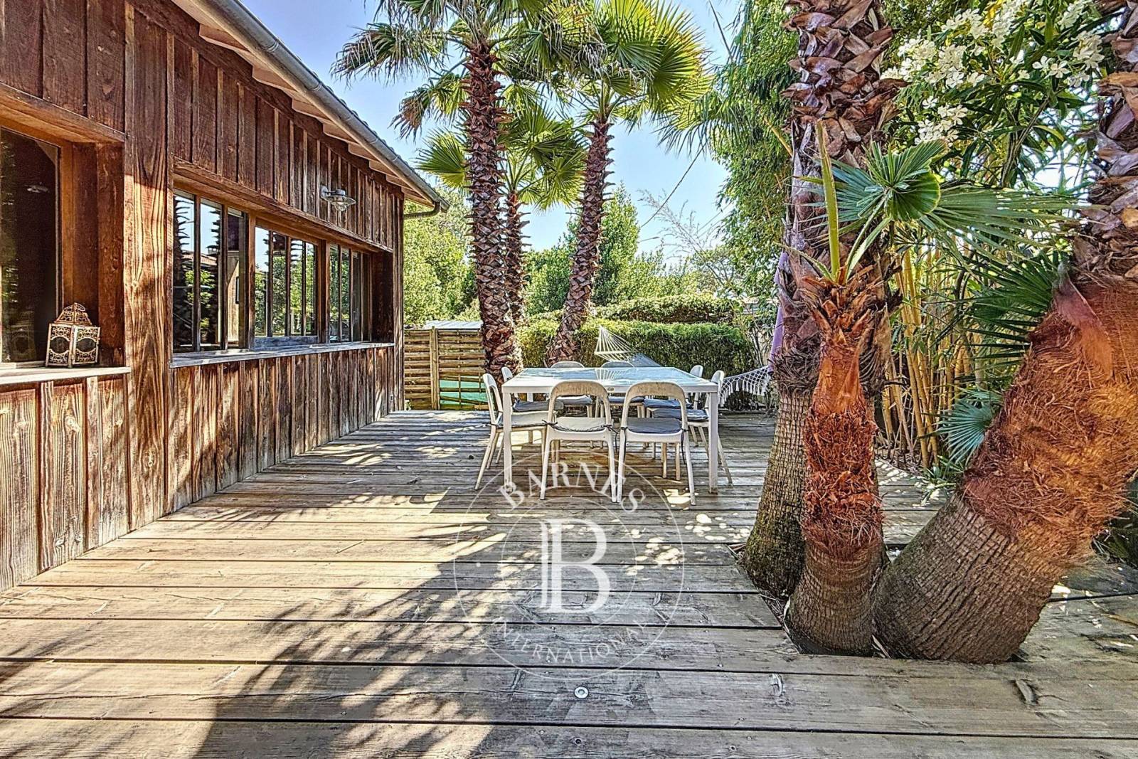 VILLA EN BOIS AU CENTRE DU CAP FERRET ENTRE BASSIN ET OCÉAN AVEC TERRASSE ET CARPORT