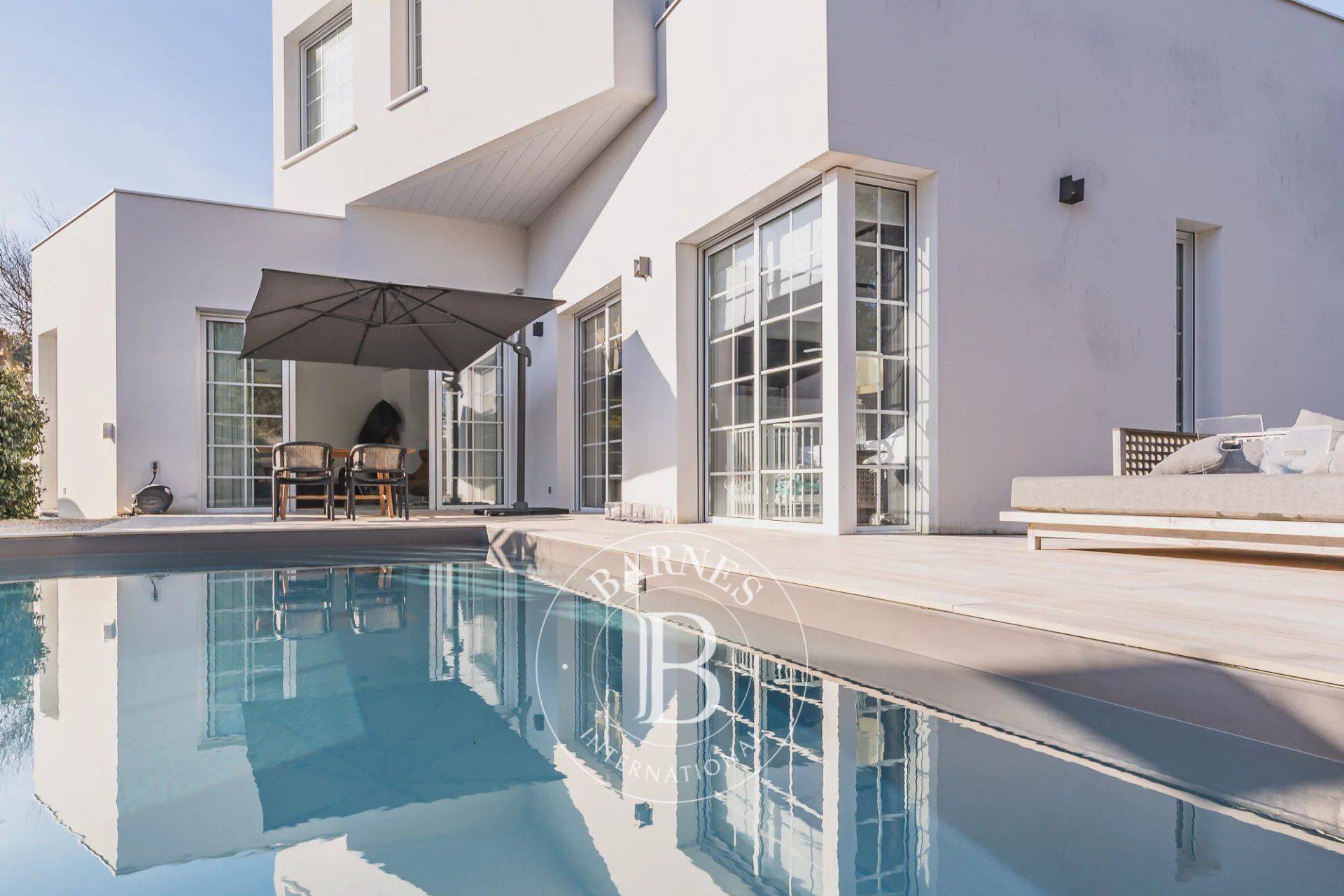 Immobilier de luxe à La Hume, maison avec prestations haut de gamme