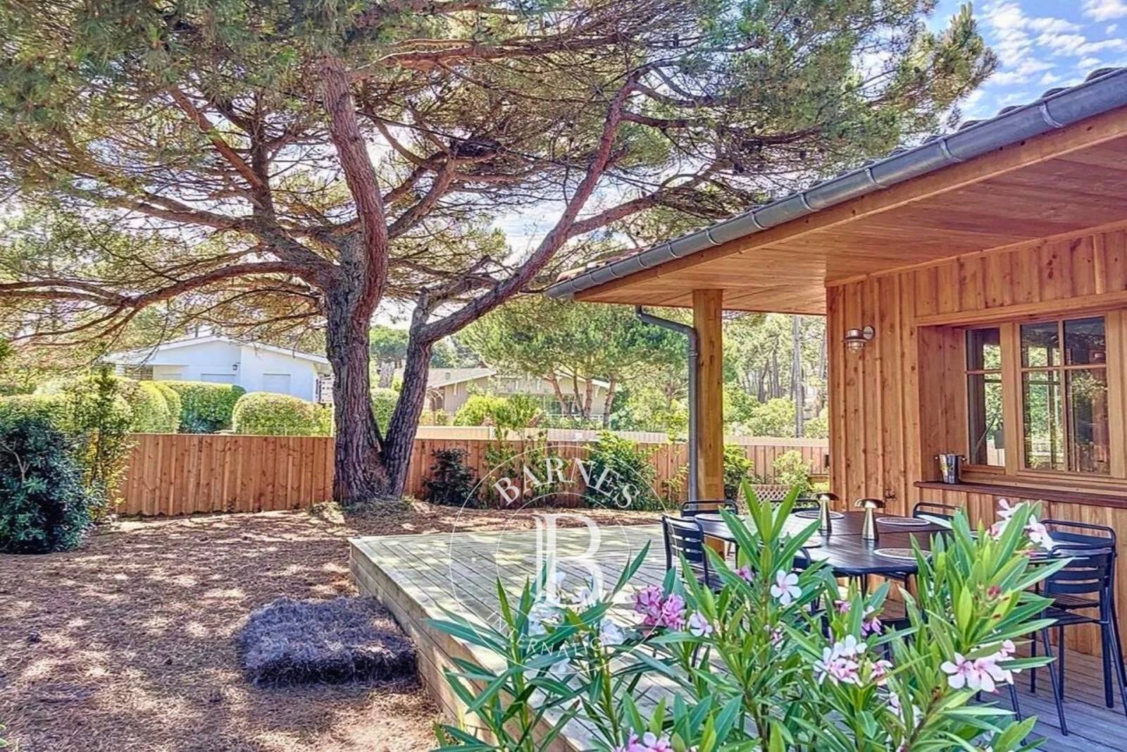 VILLA TYPIQUE FERRET CAPIENNE RÉNOVÉE, EN PLEIN COEUR DU VILLAGE DU CAP FERRET