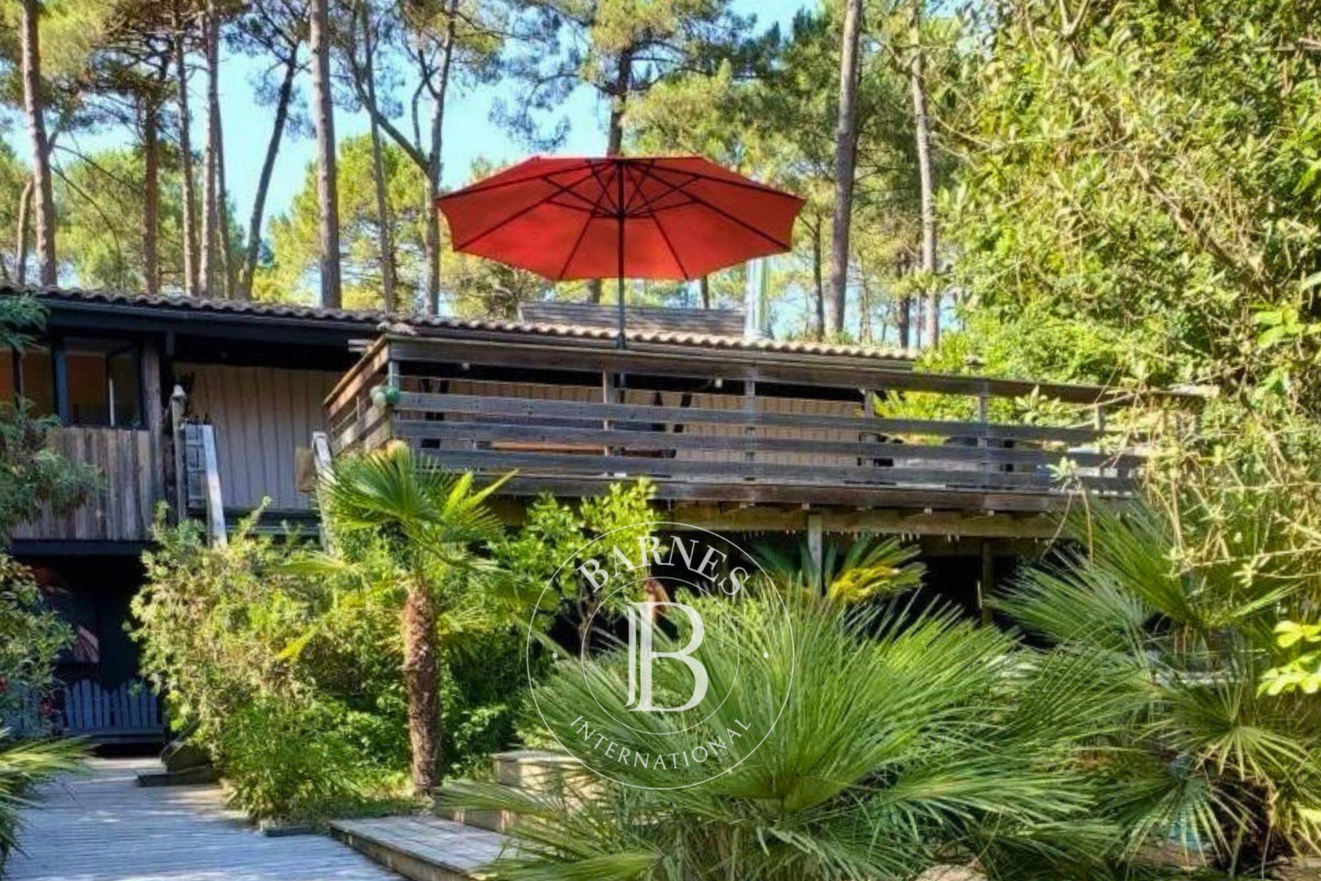 Villa girolle rénovée avec vue sur le lac de Lacanau - immobilier de prestige.