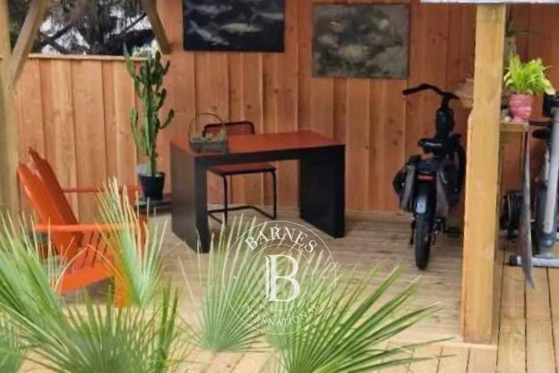 Cuisine équipée avec salle à manger et bow-window à Lacanau - immobilier de luxe.