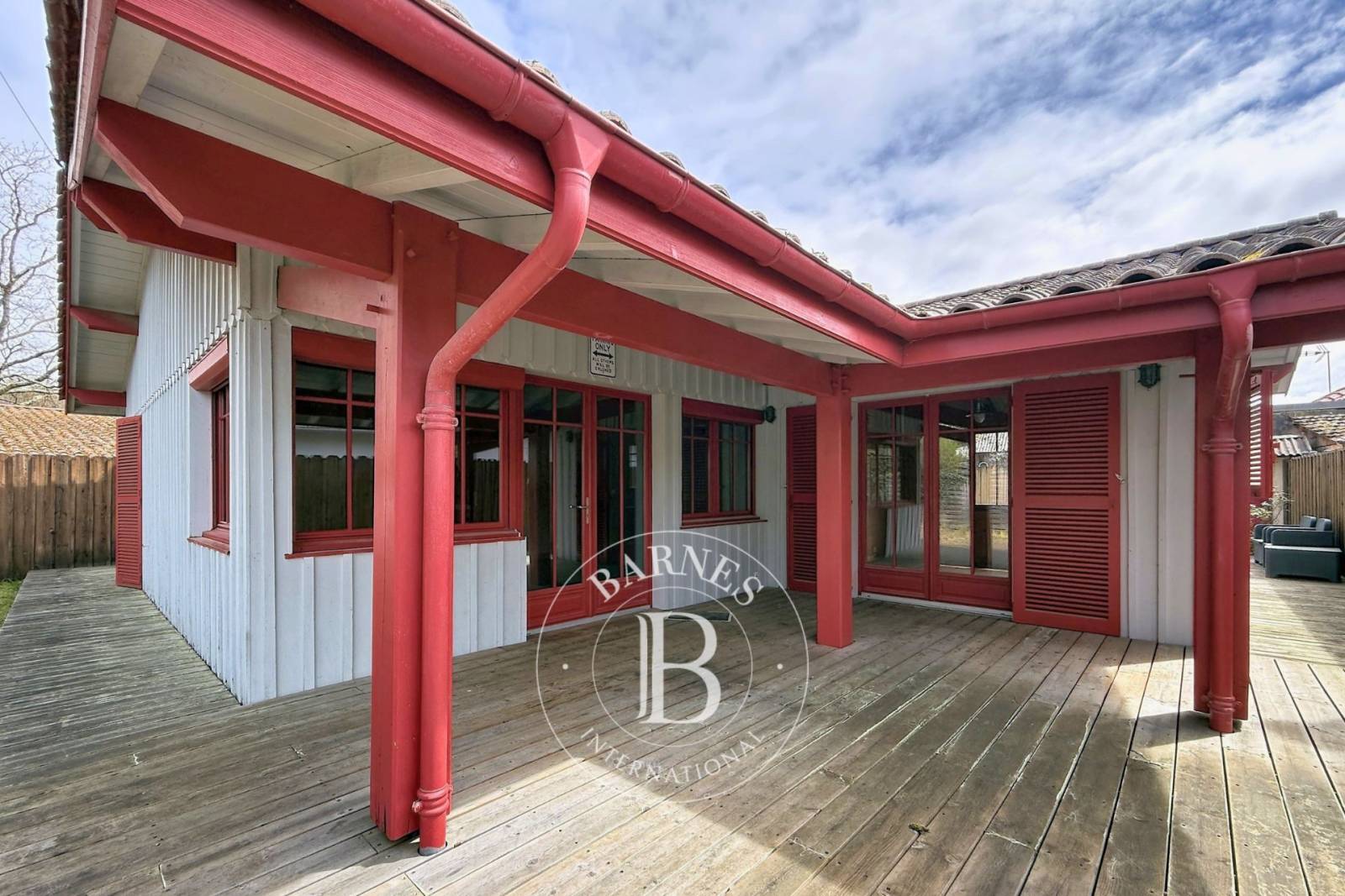 MAISON FAMILIALE EN BOIS DE 110 M² AVEC TERRASSES À PETIT PIQUEY SUR LA PRESQU’ÎLE DU CAP FERRET