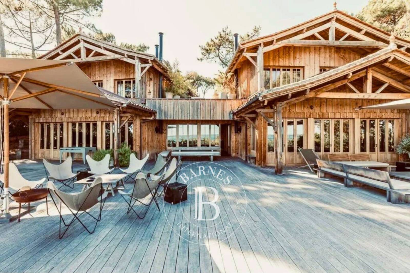 CABANE EN BOIS D’EXCEPTION AVEC PISCINE, SITUÉE EN PREMIÈRE LIGNE SUR LA PRESQU’ÎLE DU CAP FERRET