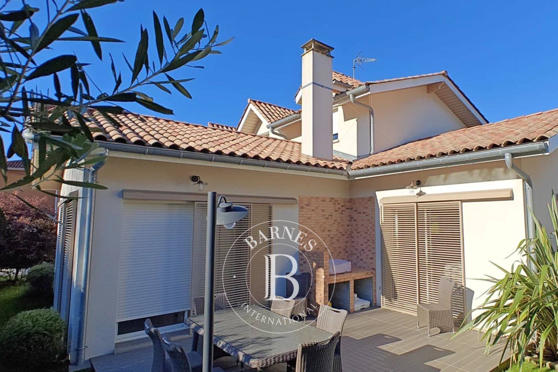 Salon avec insert et salle à manger lumineuse, immobilier de prestige Arcachon