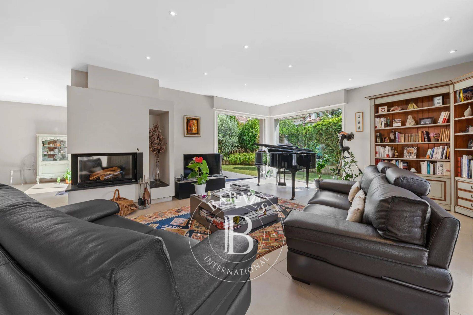 Cuisine centrale semi-ouverte avec arrière-cuisine, immobilier de luxe Bassin d’Arcachon